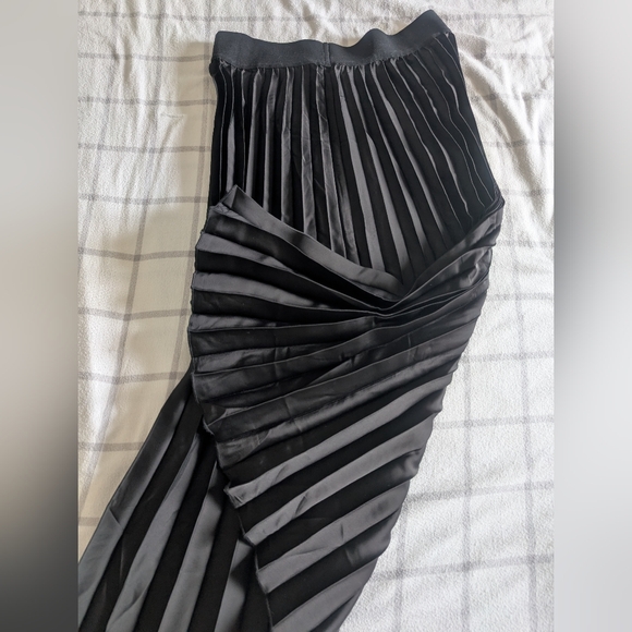 Seraphine Maternity Black A-Line Pleated Skirt - Picture 2 of 9